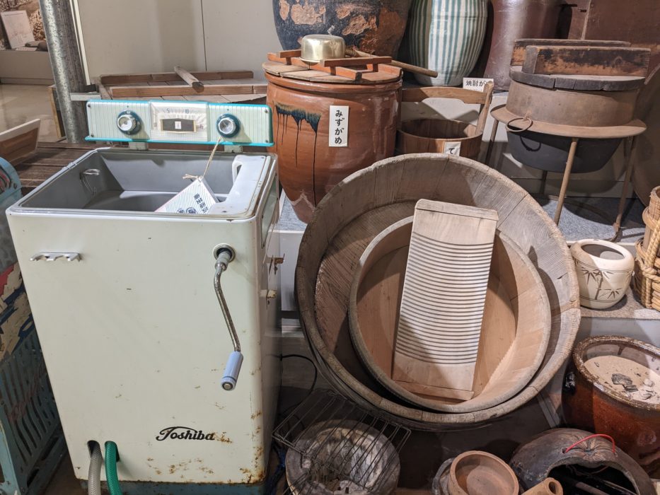 昔の洗濯機と洗濯板